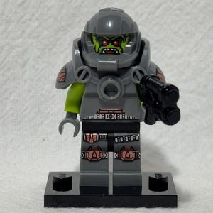 Lego Alien Avenger Minifigure Series 9 CMF 71000-11 Retired Includes Accessories and Stand, Adult Owned Excellent Condition, Fast Shipping