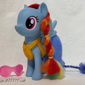 My Little Pony G4 Rainbow Dash Large,Includes 3 Fashion Style Accessories and Comb, Pre-Owned Very Good Condition Brushable, Fast Shipping