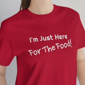 Ik ben hier alleen voor het voedsel T-shirt | Foodie-modetopje | Comfort Snack T-shirt | Cadeau voor voedselliefhebbers | Foodie-shirt | Leuk voor mama | Lach om papa