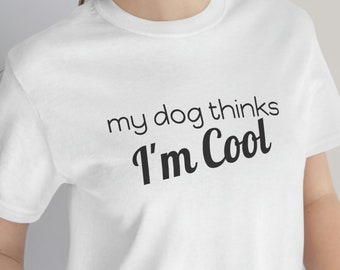 Mein Hund denkt, ich bin cool T-Shirt | Lustiges Haustier-Liebhaber-Geschenk | Süßes Hunde T-Shirt | Hunde Humor Bekleidung | Geschenk für Hundebesitzer | Hundemama | Hund Papa