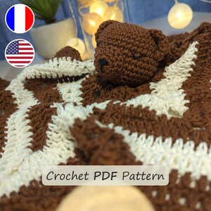 Peut inclure: Une couverture pour bébé au crochet faite à la main avec une tête d'ours en peluche marron et un motif en chevrons marron et crème. Le texte "Crochet PDF Pattern" est affiché. La couverture est douce et confortable.