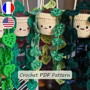 Peut inclure: Trois pots de plantes suspendus en crochet avec des feuilles vertes. Les pots sont jaunes avec de la terre brune et ont des visages mignons. Le texte "Crochet PDF Pattern" est en bas de l'image.