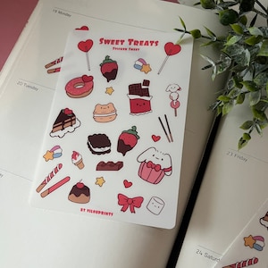 Könnte beinhalten: Eine Sticker-Tafel mit rosa und rotem Thema mit verschiedenen süßen Leckereien, darunter ein Donut, ein Schokoriegel, ein Cupcake und eine Erdbeere. Die Tafel ist mit "Sweet Treats Sticker Sheet" betitelt und enthält den Text "By Vilouprints".
