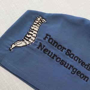 Bestickte Mütze für die Neurochirurg: Individuelle Mütze für Hirnchirurgen