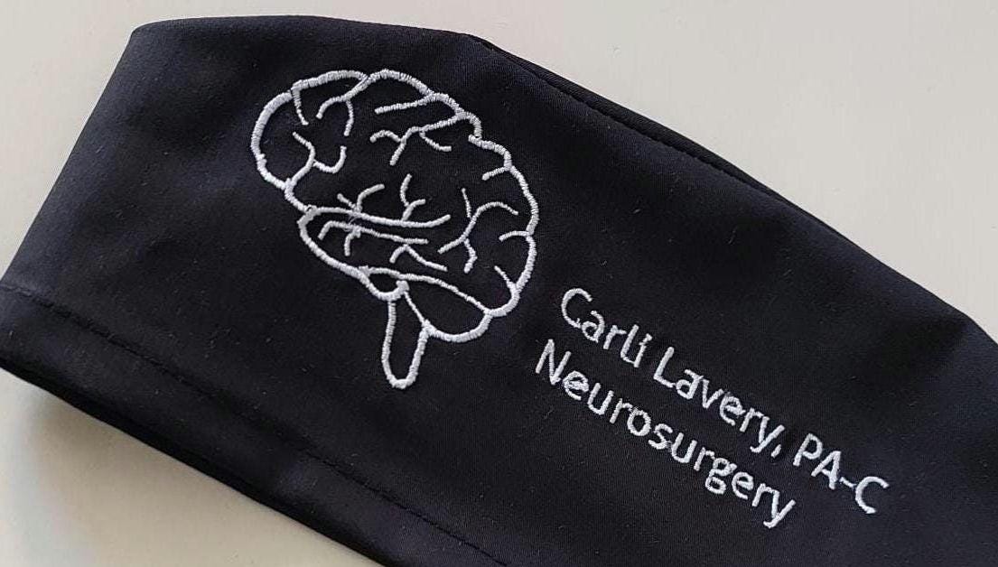 Bestickte Mütze für die Neurochirurg: Individuelle Mütze für Hirnchirurgen