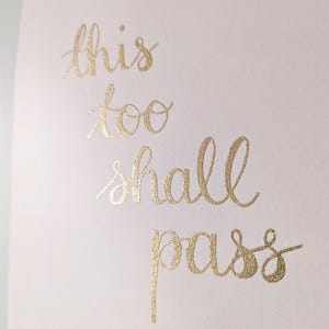 Carte A4 This Too Shall Pass, lettrage dessiné à la main avec guérison céleste Rahanni, décoration de salle de guérison, art de la guérison, définition de l'intention, prière