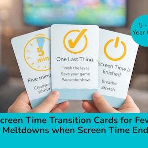 Puede incluir: Tres tarjetas de color azul claro con gráficos y texto amarillos se sostienen frente a un fondo borroso. Las tarjetas tienen frases como "Cinco minutos", "Una última cosa" y "El tiempo de pantalla ha terminado". El texto en la parte inferior dice "Tarjetas de transición de tiempo de pantalla".