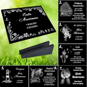 Könnte beinhalten: Schwarze rechteckige Gedenktafel mit weißen floralen Akzenten und Text. Die Tafel enthält den Namen "Evelin Mustermann" und Daten. Darunter befindet sich eine dunkelgraue Stütze. Der Hintergrund ist grün.