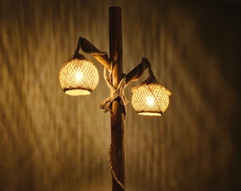 Stehlampe im Alaska-Stil, Muttertagsgeschenk, Holzarbeit-Dekor, Öko-Holz, Naturholz-Wohndekoration, Mid-Century-Holz-Stehlampe, rustikale Stehlampe