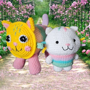 Peut inclure: Deux poup&eacute;es chats crochet&eacute;es. L'une est jaune avec des pattes roses, l'autre est blanche avec un pull &agrave; rayures pastel. Les deux ont des yeux noirs et des visages souriants. L'arri&egrave;re-plan est un chemin avec des fleurs roses et une cl&ocirc;ture en fer forg&eacute;.