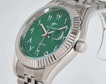 Uhr mit arabischem Zifferblatt und grünem Zifferblatt
