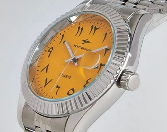 Orologio con quadrante giallo con quadrante arabo