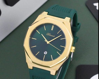 Uhr mit grünem und goldenem Zifferblatt und grünem Kautschukarmband