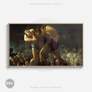 Könnte beinhalten: Ein Gemälde, das zwei Boxer in einem Boxring zeigt. Die Boxer befinden sich im Clinch, wobei der Linke blaue Shorts und der Rechte schwarze Shorts trägt. Das Gemälde spielt in einer Boxarena mit einer Menge von Zuschauern im Hintergrund.