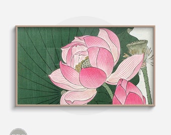 Peut inclure: Une illustration botanique vintage de fleurs de lotus roses avec des feuilles vertes. L'image est encadrée dans un cadre en bois brun clair.