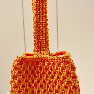 Quadratische gehäkelte Handtasche orange