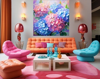 Könnte beinhalten: Ein Wohnzimmer-Interieur mit einem großen Gemälde von rosa und blauen Hortensien an der Wand. Der Raum verfügt über ein leuchtend oranges Sofa, zwei Sessel, einen rosa und einen blauen, sowie einen weißen Couchtisch. Der Raum ist mit einem rosa und orangefarbenen Teppich dekoriert.