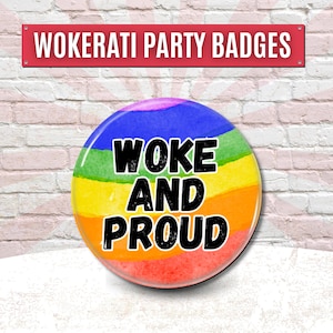 Woke and Proud, Button Pin-badge 32 mm of 58 mm, Kathy Burke Woke Left Wing-merchandise, politieke geschenken, LGBTQ transvriendelijk, kleur Rainbow Pride
