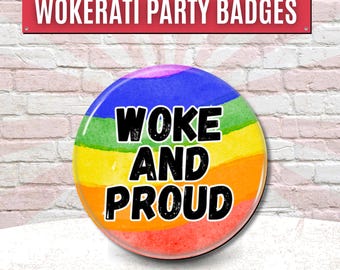Woke and Proud, Button Pin 32 mm oder 58 mm, Kathy Burke Woke Linker Flügel Merch, Politische Geschenke, LGBTQ Trans freundlich, Regenbogen Pride Farbe