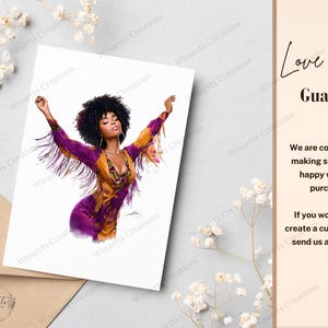 Pu&ograve; includere: Stampa artistica raffigurante una donna con le braccia alzate, che indossa un abito viola e oro con frange. L'opera d'arte ha una tavolozza di colori vivaci e uno stile retr&ograve;. Il testo "Love It Guarantee" &egrave; visibile.