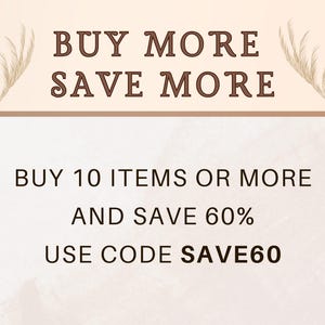 Pu&ograve; includere: Grafica promozionale con il testo "ACQUISTA DI PI&Ugrave; RISPARMIA DI PI&Ugrave;". Indica anche "ACQUISTA 10 ARTICOLI O PI&Ugrave; E RISPARMIA IL 60%" e "USA IL CODICE SAVE60". Il design presenta una palette di colori neutri con elementi decorativi.
