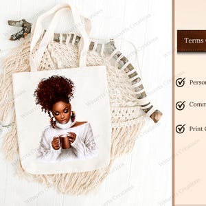 Pu&ograve; includere: Borsa tote color crema con l'illustrazione di una donna con capelli ricci scuri, che indossa un maglione bianco e tiene una tazza marrone. La borsa &egrave; su un tappetino intrecciato con un ramo decorativo. Il testo "Terms of Use" &egrave; visibile.