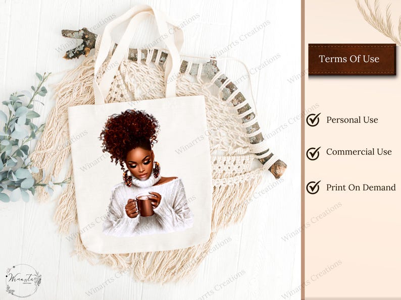 Pu&ograve; includere: Borsa tote color crema con l'illustrazione di una donna con capelli ricci scuri, che indossa un maglione bianco e tiene una tazza marrone. La borsa &egrave; su un tappetino intrecciato con un ramo decorativo. Il testo "Terms of Use" &egrave; visibile.