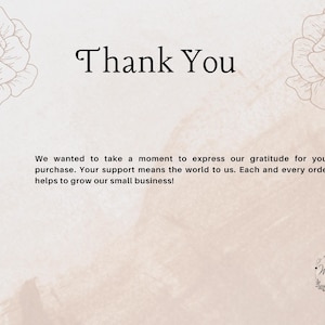 Pu&ograve; includere: Sfondo beige con illustrazioni floreali e le parole "Thank You" in un carattere decorativo. Il testo esprime gratitudine per gli acquisti e il supporto di una piccola impresa. Un logo si trova nell'angolo in basso a destra.