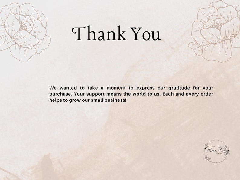 Pu&ograve; includere: Sfondo beige con illustrazioni floreali e le parole "Thank You" in un carattere decorativo. Il testo esprime gratitudine per gli acquisti e il supporto di una piccola impresa. Un logo si trova nell'angolo in basso a destra.