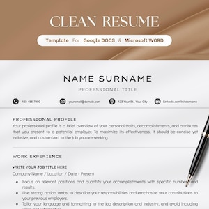 Peut inclure: Modèle de CV épuré pour Google Docs et Microsoft Word. Le design est minimaliste, avec un stylo noir posé sur la page. Le texte comprend des sections pour le nom, le titre professionnel et les coordonnées.