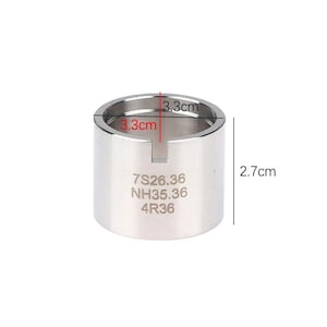 K&ouml;nnte beinhalten: Ein zylindrisches, silberfarbenes Metallwerkzeug mit einem Schlitz an einer Seite. Das Werkzeug hat einen Durchmesser von 3,3 cm und eine H&ouml;he von 2,7 cm. Der Text "7S26.36 NH35.36 4R36" ist auf der Seite eingraviert.