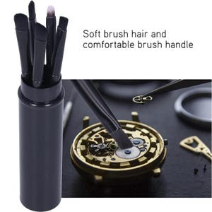 Könnte beinhalten: Ein Set schwarzer Make-up-Pinsel in einem schwarzen Behälter. Die Pinsel sind in einem Kreis angeordnet und haben alle unterschiedliche Größen. Der Behälter besteht aus Kunststoff und hat einen schwarzen Deckel. Die Pinsel werden zum Auftragen von Make-up auf das Gesicht verwendet.