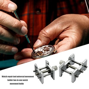 K&ouml;nnte beinhalten: Ein Uhrenreparatur-Werkzeugsatz mit zwei silberfarbenen Uhrwerkhaltern und einer Person, die mit einem Schraubendreher eine Uhr repariert. Der Text im Bild lautet: "Watch repair tool universal movement holder two-in-one watch movement holde."