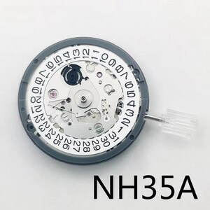 K&ouml;nnte beinhalten: Ein Uhrwerk mit einem grauen Au&szlig;enring und einem wei&szlig;en Innenzifferblatt. Das Zifferblatt hat schwarze Ziffern, die das Datum und die Uhrzeit anzeigen. Der Text "NH35A" ist unten in Schwarz gedruckt. Eine transparente Kunststoffkrone ist seitlich angebracht.