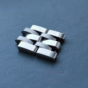 以下が含まれることがあります： ブラッシュ仕上げのシルバー製の腕時計バンドリンク