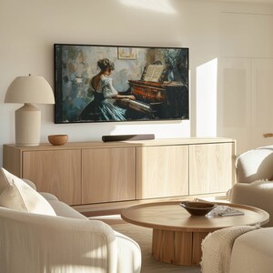Pu&ograve; includere: Scena di soggiorno con un'opera d'arte incorniciata raffigurante una donna che suona il pianoforte. L'opera &egrave; montata sopra un mobile in legno chiaro. Un tavolino rotondo in legno e due poltrone color crema completano la scena. Sono visibili anche una lampada beige e una ciotola di legno.