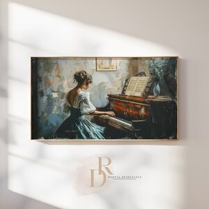 Pu&ograve; includere: Stampa artistica raffigurante una donna che suona il pianoforte. La donna indossa un abito blu con maniche bianche. Il pianoforte &egrave; marrone con un leggio con spartiti. L'opera &egrave; incorniciata in una cornice dorata.