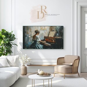 Pu&ograve; includere: Una stampa artistica incorniciata raffigura una donna che suona il pianoforte. L'opera d'arte presenta una donna in un abito blu, con un pianoforte d'epoca. La stampa &egrave; esposta in un moderno soggiorno con un divano bianco, un tavolino rotondo e una poltrona beige.