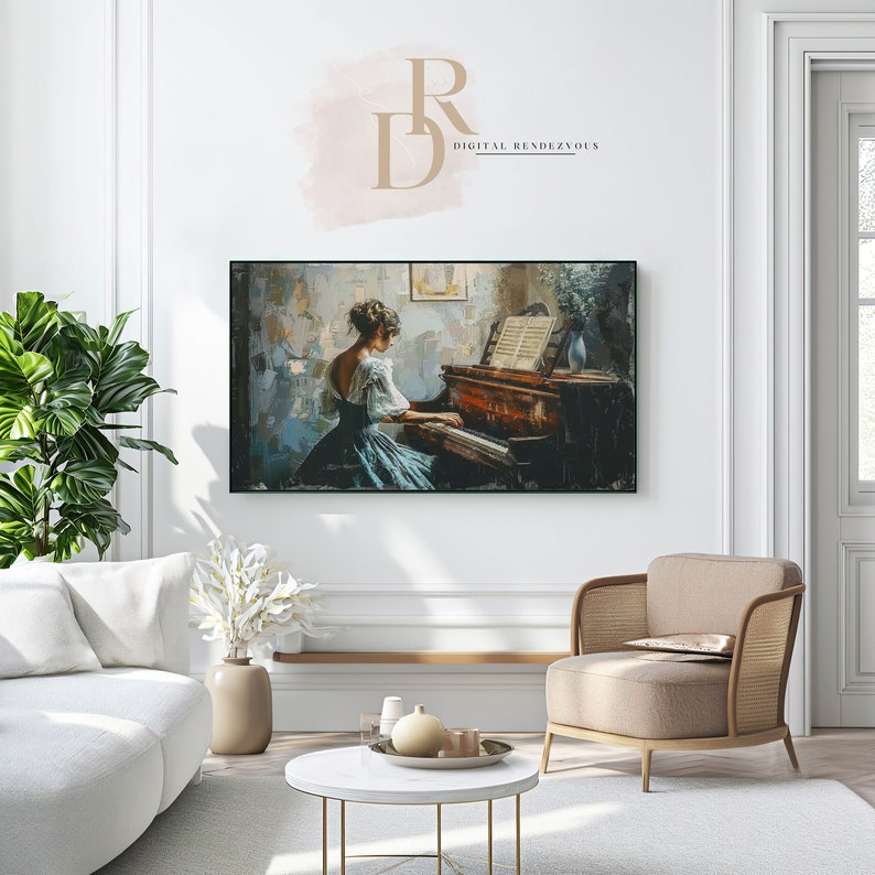 Pu&ograve; includere: Una stampa artistica incorniciata raffigura una donna che suona il pianoforte. L'opera d'arte presenta una donna in un abito blu, con un pianoforte d'epoca. La stampa &egrave; esposta in un moderno soggiorno con un divano bianco, un tavolino rotondo e una poltrona beige.