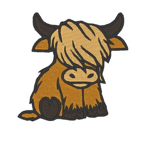 Op de afbeelding: Een bruine en witte cartoon Highland koe met een pluche manen die op een witte achtergrond zit.