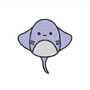 Peut inclure: Une illustration de dessin animé d'une raie violette avec un visage souriant et un dessous gris. La raie a un contour noir et de petits yeux noirs.