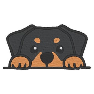 Op de afbeelding: Een cartoon Rottweiler-hond die over een oppervlak kijkt met zwarte vacht, bruine oren en een bruine neus. De hond heeft grote, ronde ogen.