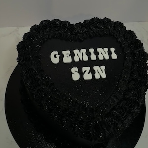 Personalisierter Vintage Herzkuchen/gefälschter Kuchen/personalisierter Kuchen / Kundenspezifischer Kuchen / Imitat-Kuchen / Gefälschter Kuchen / Herz-Kuchen / Sternzeichen-Kuchen