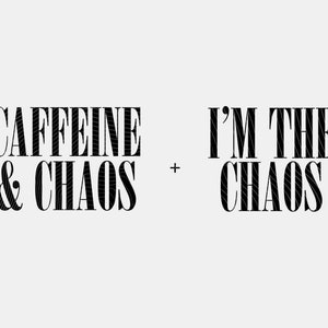 Cafeína y Caos SVG PNG: Diseño de camiseta "Vida de mamá" (Descarga digital)