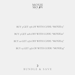 Puede incluir: Gr&aacute;fico de texto con las palabras "MOXIE MOON" y un s&iacute;mbolo de luna creciente. El texto debajo dice "COMPRA 3 LLEVA 15% DE DESCUENTO CON EL C&Oacute;DIGO: "MOXIE15""  "COMPRA 5 LLEVA 20% DE DESCUENTO CON EL C&Oacute;DIGO: "MOXIE20""  "COMPRA 10 LLEVA 25% DE DESCUENTO CON EL C&Oacute;DIGO: "MOXIE25""  "COMPRA 15 LLEVA 35% DE DESCUENTO CON EL C&Oacute;DIGO: "MOXIE35""  El texto en la parte inferior dice "D PAQUETE & AHORRA"