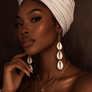 Pendientes colgantes de conchas de cauri africanas / Joyería boho playera hecha a mano / Pendientes largos colgantes de conchas / Pendientes tribales llamativos para mujer