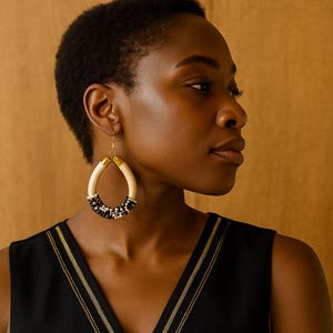 Ręcznie robione kolczyki z warstwowej przędzy jedwabnej | Kolczyki w kształcie łezki z koralikami | Kolczyki-koła Masajów owinięte nicią | Biżuteria etniczna inspirowana Afryką