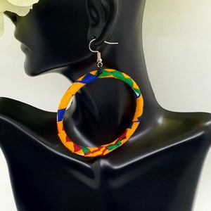 Orecchini a cerchio Ankara\Orecchini a cerchio in tessuto africano\Orecchini a cerchio gialli, rossi e blu\Orecchini africani vistosi\Orecchini Ankara vivaci