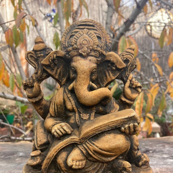 Lord Ganesha Statue mit dem Mahabharata/ braunem Säurewaschstein Beton