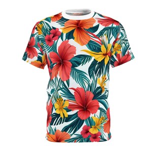 Könnte beinhalten: Ein weißes T-Shirt mit einem tropischen Druck mit roten, orangefarbenen und gelben Hibiskusblüten und grünen Blättern.